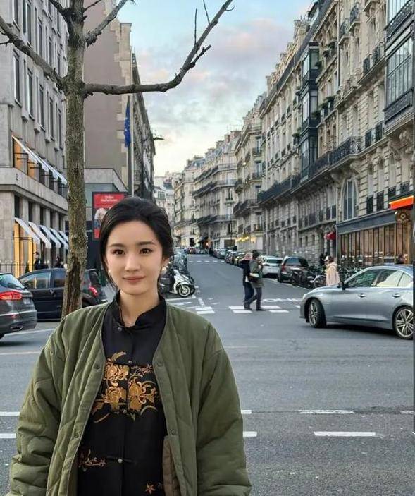 杨幂在巴黎时装周上的新中式穿搭，展现了中国风的魅力