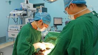南阳市中心医院儿童外科为患儿切除5.2斤腹腔巨大肿瘤