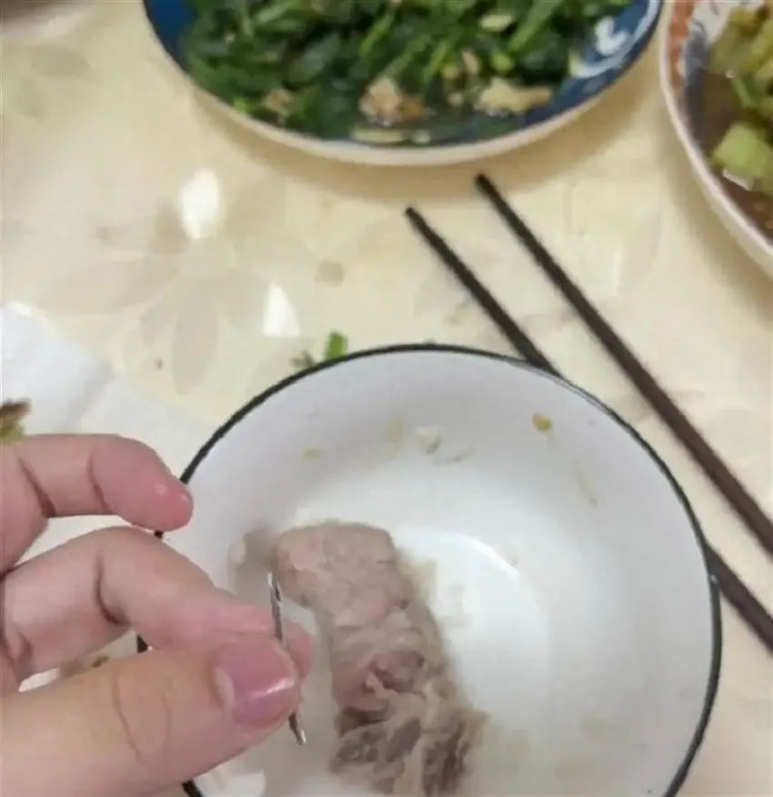南京一消费者称在永辉超市买的排骨里吃出针头，当事人：扎到嘴才发现，官方回应