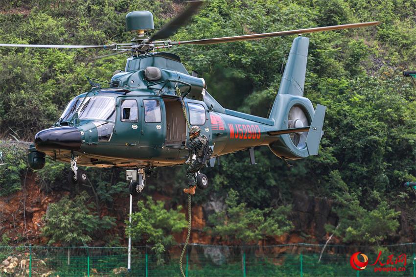 广西南宁：铁翼飞旋！特战队员开展直升机融合训练
