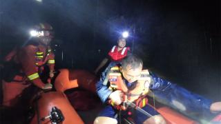 道县一初中生被洪水围困消防员驾舟艇救援