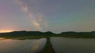 黑龙江：星空下的稻田