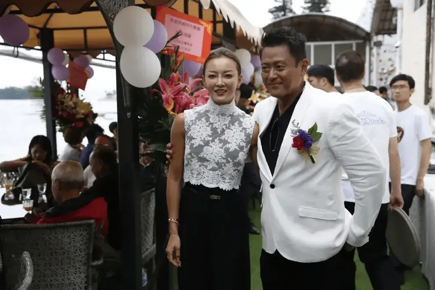 TVB前男星因老婆出轨离婚，如今身体发福，衣服印着“我爱老婆”
