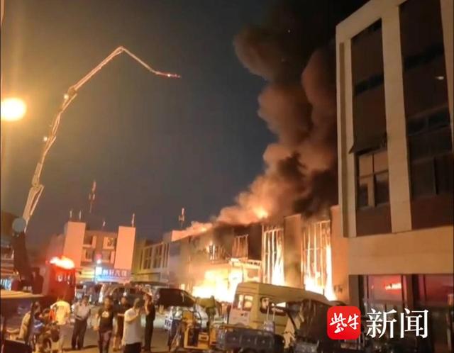 南京仙林汽配城突发火灾，目前无伤亡报告