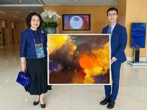 著名油画家吕中元作品《亚洲之光》赠送国际奥委会文化与奥林匹克遗产委员会