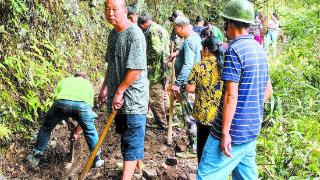 干群同心抢修管道 保障村民饮水安全