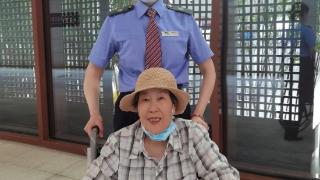 点赞曲阜东站工作人员温情服务，协助坐轮椅旅客出站