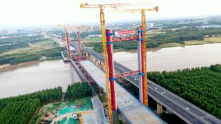 京台高速齐济段改扩建工程黄河特大桥北岸索塔成功封顶
