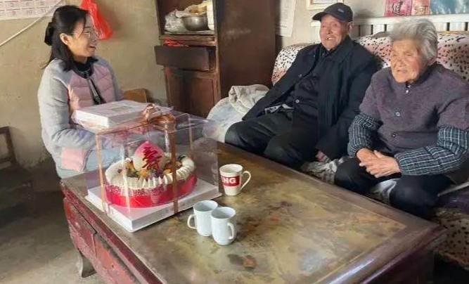 济南平阴91岁抗美援朝老兵收到生日蛋糕