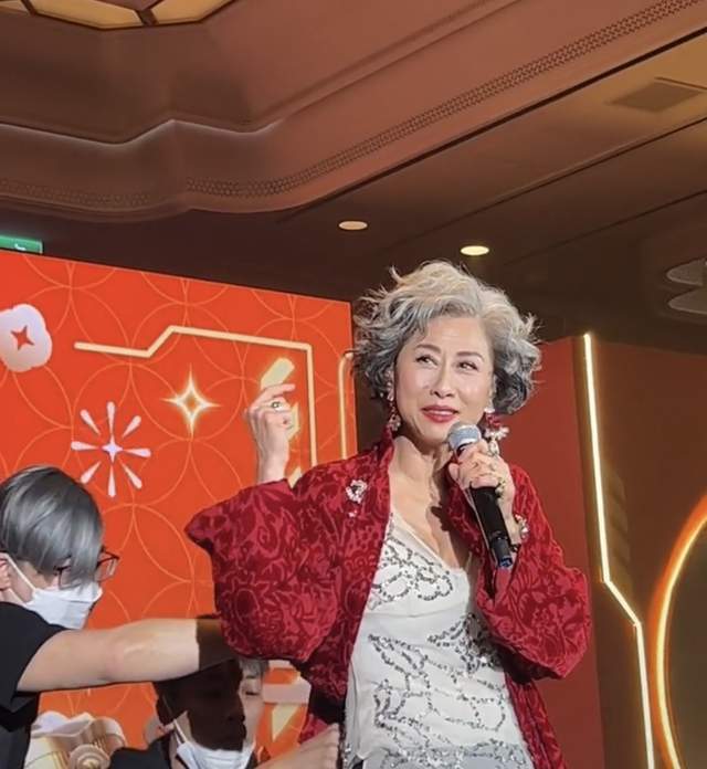 61岁叶倩文参加婚宴吃酒席，满头白发颜值惊艳，打扮年轻