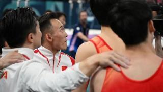 中国体操男团被反超摘银！肖若腾落泪坦言心情复杂，苏炜德两次掉杠向队友道歉