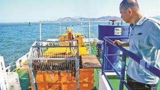 清理海漂垃圾守护碧海银滩 厦门市环境卫生中心开展海域保洁监管工作