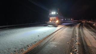 烟台公路部门凌晨上路清雪，确保道路安全畅通