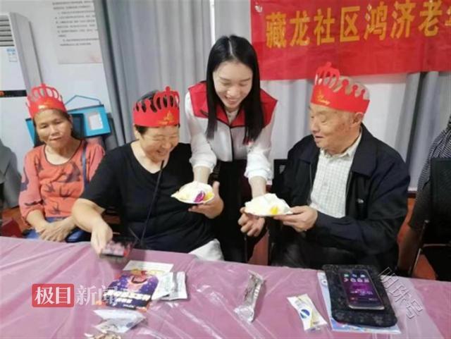 武汉江夏藏龙社区为社区老人举办生日会