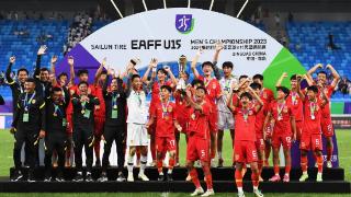 U15国足夺冠后，混血国脚母亲火了，身材火辣如少女，父亲身份成谜！