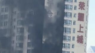 哈尔滨市一高层小区突发爆炸起火？官方回应：相关部门已到现场，伤亡不明