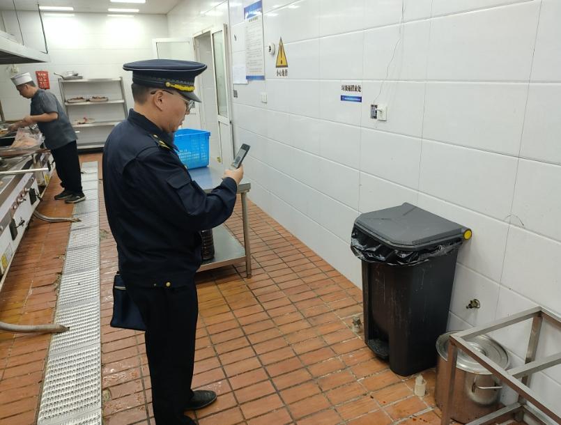 企业厨房垃圾分类不合格被罚1000元，中华门城管处罚与教育并行促整改