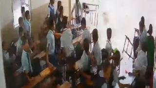 印度一学校教室墙壁突然倒塌：数名学生跌落 一人头部受伤