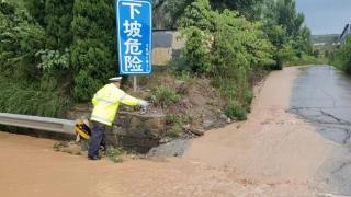 雨致多路段交通受阻，文昌湖交警火速排险护安
