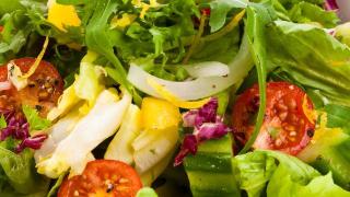 蔬菜沙拉用什么蔬菜，以下几种搭配沙拉酱凉拌，色泽鲜艳脆嫩可口