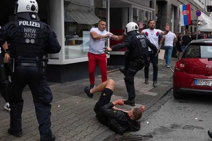 英格兰和塞尔维亚球迷在暴力酒吧发生冲突 德国警察介入