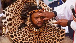 南非祖鲁王疑遭投毒正接受治疗，其发言人却称国王身体健康
