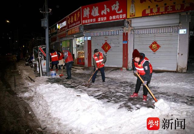 海州区各街道、社区连续奋战48小时扫雪铲冰