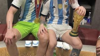 阿尔马尼晒与梅西合影庆祝世界杯夺冠，并亲吻大力神杯