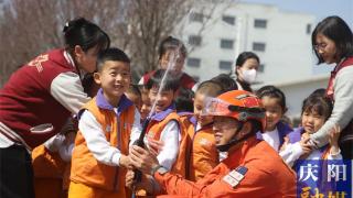 甘肃庆阳：携手“童”行，消防知识进校园
