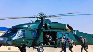 酷！武警特战队员直升机融合训练