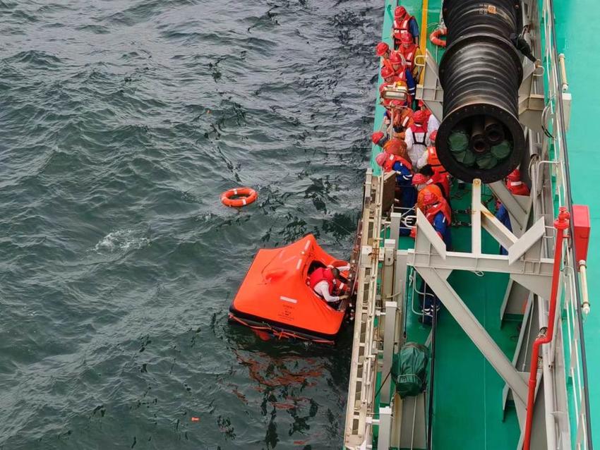 “浚海2”协助茂名市海上搜救中心成功救起6名遇险人员