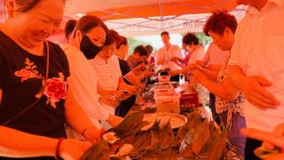 李营街道汇翠园社区开展端午节包粽子活动