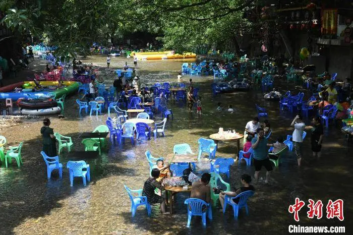 重庆高温：河床成民众消暑纳凉游乐场