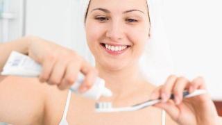 刷牙时，牙膏要不要“沾水”？或许这样做更有利于“口腔健康”