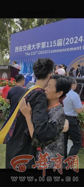 妈妈开车9小时带奶奶见证孩子毕业典礼 现场激动得泪流满面