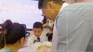 李小萌6岁儿子钢琴演出，王雷亲吻孩子十分有爱，父子俩面相一样