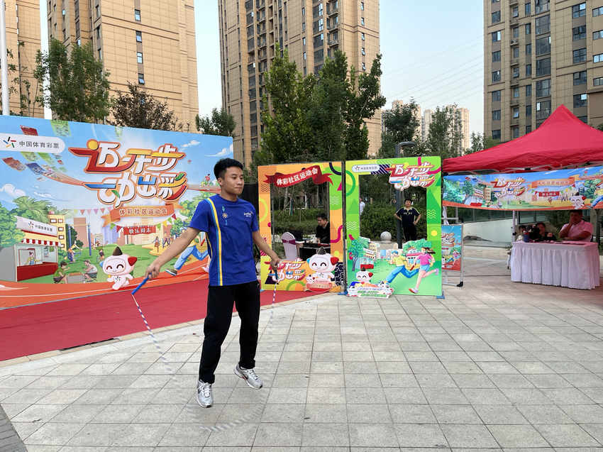 健身游戏 折扇书法——大象新闻.第四届社区文化公益行走进尚景和园小区