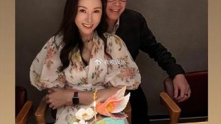 61岁许晋亨状态回春，陪李嘉欣庆祝生日，夫妻拥抱在蛋糕前合影