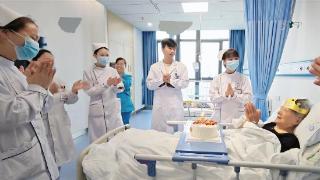 暖心！医护人员在病房里为88岁老人过生日