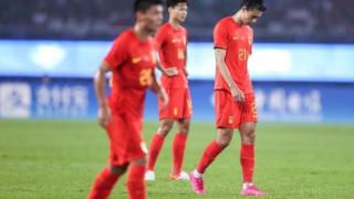 上午8点！记者点评亚运男足引争议，中国足球成笑话,球迷骂声一片
