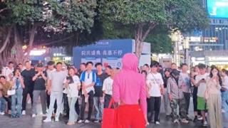 重庆街头惊现另类网红，双马尾大叔热舞引围观，网友直呼辣眼睛！