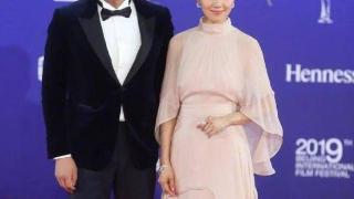 41岁袁泉现身北京电影节，身穿一席粉色薄纱“仙女裙”很漂亮