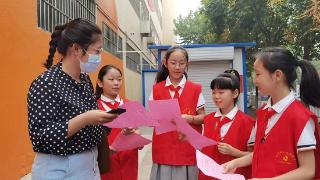 临沂第四实验小学开展“使用公筷公勺”倡议志愿服务活动