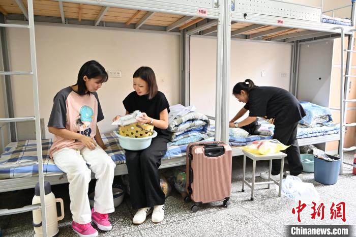 呼和浩特：高校迎来开学季 新生报到开始适应大学生活