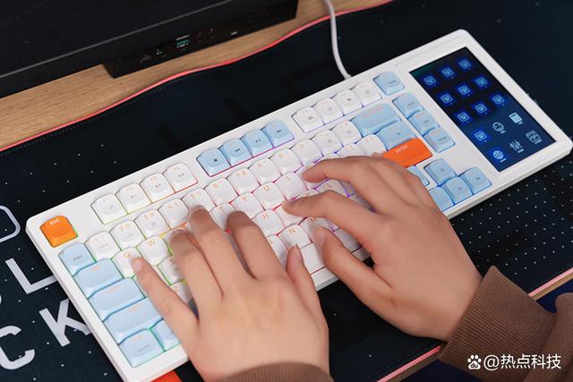 黑爵AKP815触屏机械键盘做加法不做减法