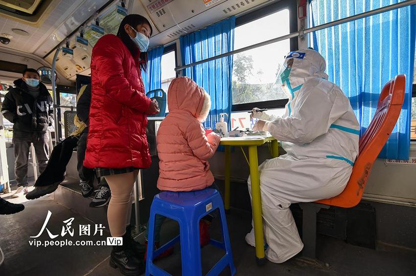 江苏南京：发热流动诊疗车服务群众看病