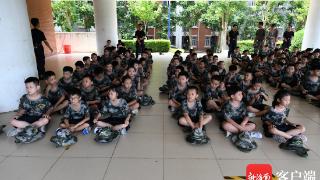 组图｜酷炫！南国军事拓展夏令营小营员学习枪械使用方法