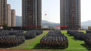 “保证完成军训任务！” 重庆外语外事学院举行新生开学典礼暨军训动员大会