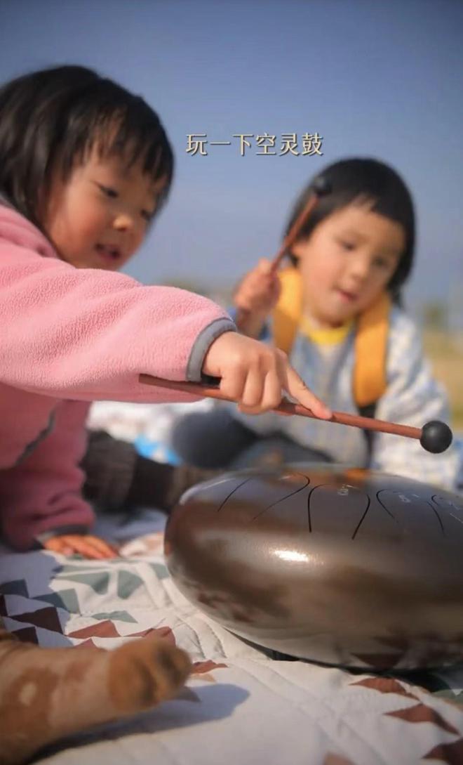 江一燕带娃野餐！女儿首露正脸大眼瓜子脸似爸，定居云南农村别墅