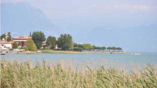 意大利最大湖泊萎缩，步行登岛无需划船